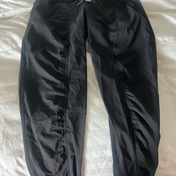 Lulu lemon joggers new with tags. Size 4 - Picture 3 of 6